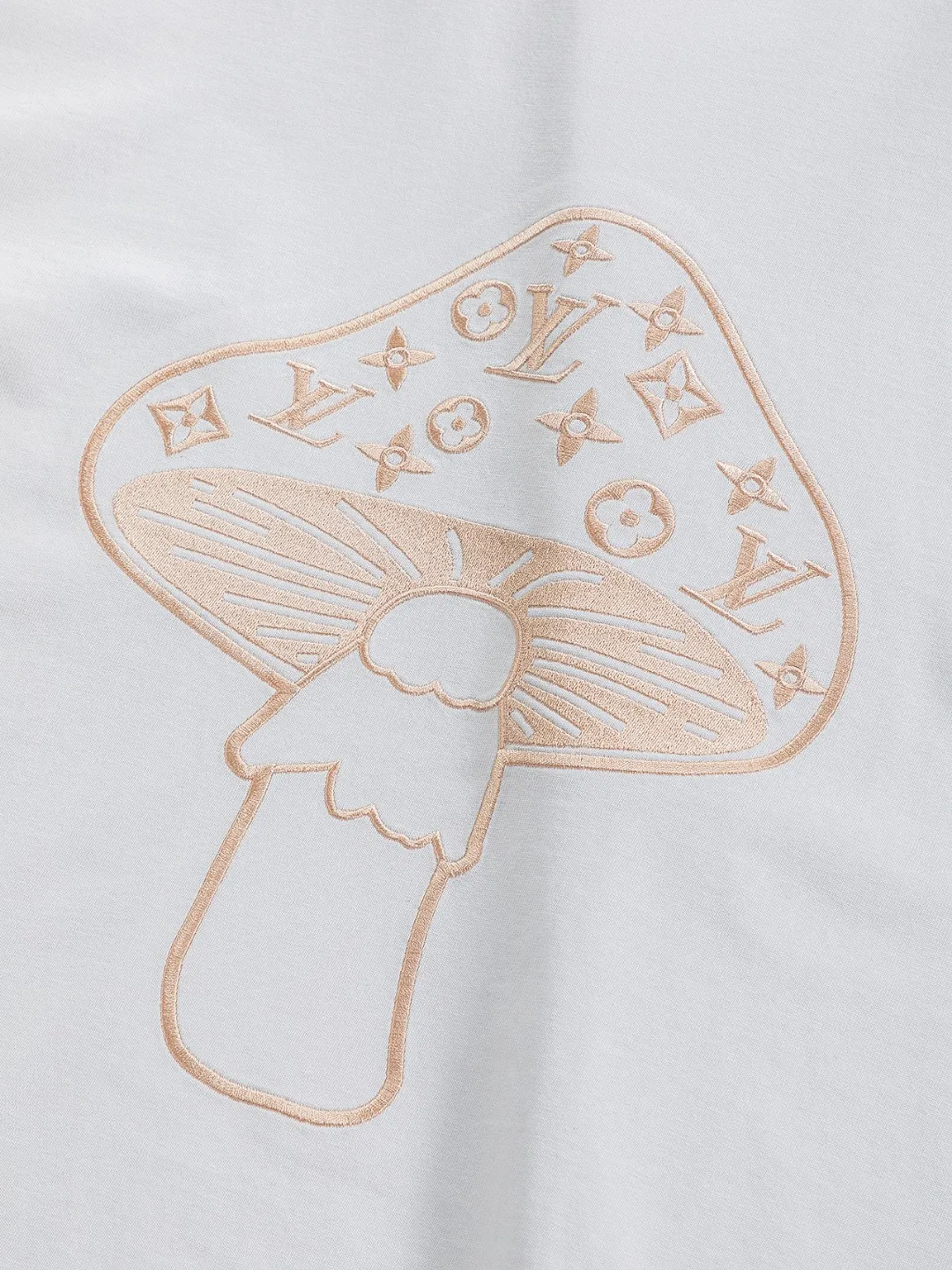 🅿️190 Louis Vuitton 1V LV micro-wide version S-XL LV 26ss new products are available at the counter simultaneously. Multiple craftsmanship. Mushroom on the chest🍄 intarsia🪡 embroidered logo. Round neck short-sleeved T-shirt, same style for men and women! Consigned to one-to-one creation. Synchronized with the official website, pure cotton fabrics at the counter! It is close to the skin and comfortable, durable and easy to wear. It has a classic and simple logo design and meticulous original craftsmanship. Short-sleeves, a must-have item for men, do not appear to be the same for the general public, but must be unique and eye-catching. This LV short-sleeve is all about quality, comfort, the same shape and fashion as always, including fabrics and cutting techniques. All of them have been made with great effort! 320 grams of washed pure cotton fabric, pure cotton is breathable, very refreshing and comfortable for daily wear. The rib knitting on the neckline is smooth and tight, and the neckline will not be skewed if you toss it at will. The loose version, you will find that it looks really good on the upper body. The overall is minimalist and neat, super versatile for daily use! Pair it casually with a pair of pants for a youthful look. A T-shirt will make your outfit crazy. It is a fashionable item that can never go wrong! Color: Black White Size: S-XL Size chart: S: Shoulder width 45.5-Bust 52-Length 70 M: Shoulder width 47-Bust 54-Length 72 L: Shoulder width 48.5-Bust 56-Length 74 XL: Shoulder width 50-Bust 58-Length 76
